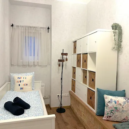 Heart Of The Cozy Corner With Ac & Parking Included *