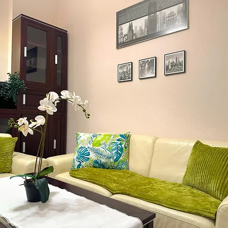 Heart Of The Cozy Corner With Ac & Parking Included Daire