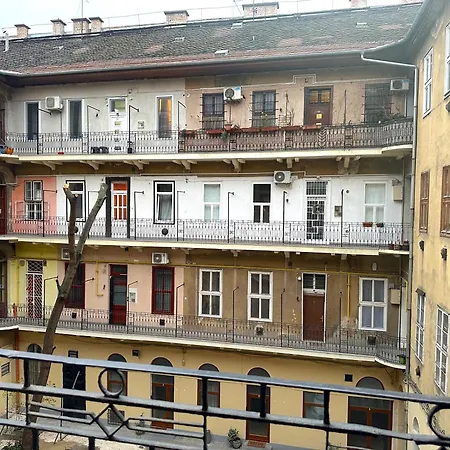 Daire Heart Of The Cozy Corner With Ac & Parking Included