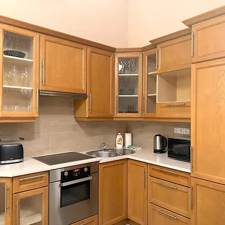 Heart Of The Cozy Corner With Ac & Parking Included