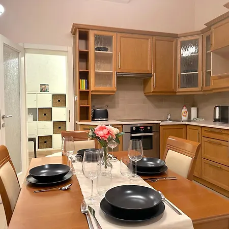 Heart Of The Cozy Corner With Ac & Parking Included *