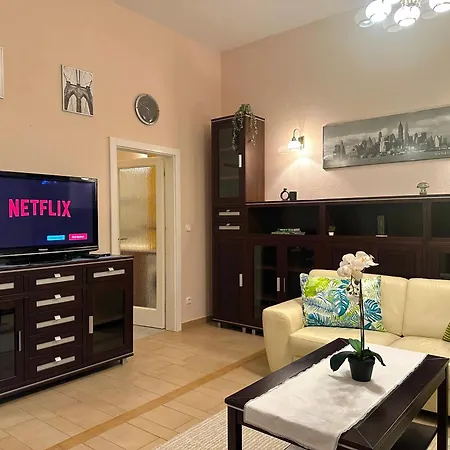 Heart Of The Cozy Corner With Ac & Parking Included Daire