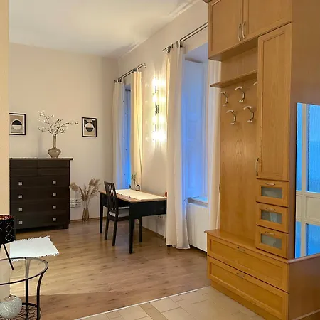 Heart Of The Cozy Corner With Ac & Parking Included Daire