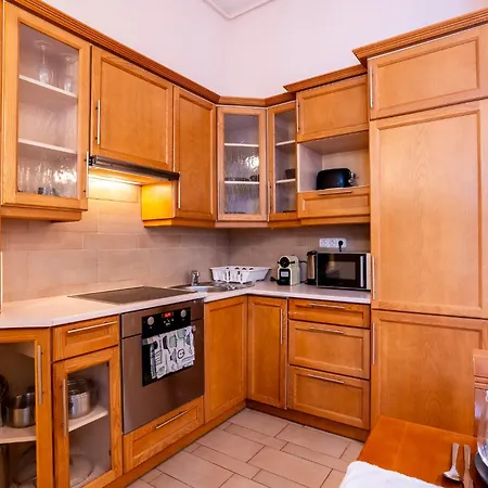Heart Of The Cozy Corner With Ac & Parking Included
