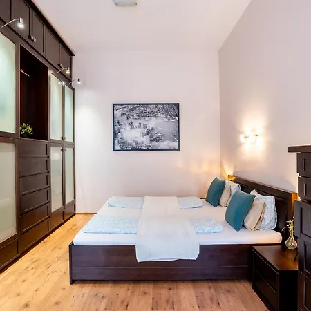 Heart Of The Cozy Corner With Ac & Parking Included