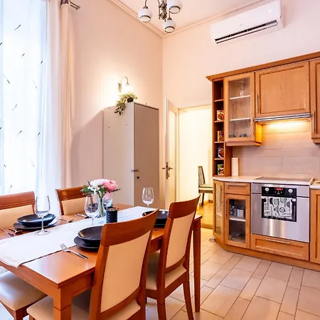 Heart Of The Cozy Corner With Ac & Parking Included