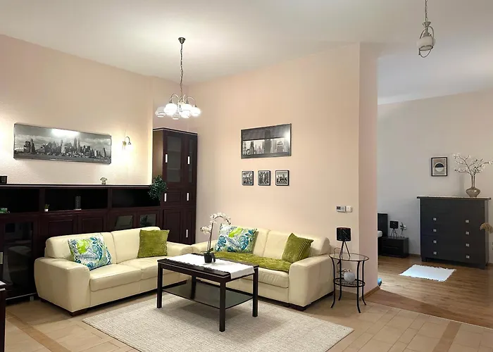 Heart Of The Cozy Corner With Ac & Parking Included *
