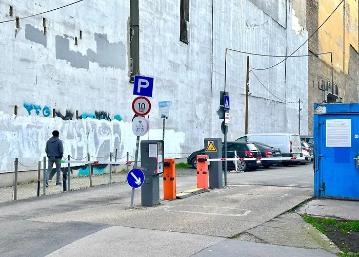 Heart Of The Cozy Corner With Ac & Parking Included *